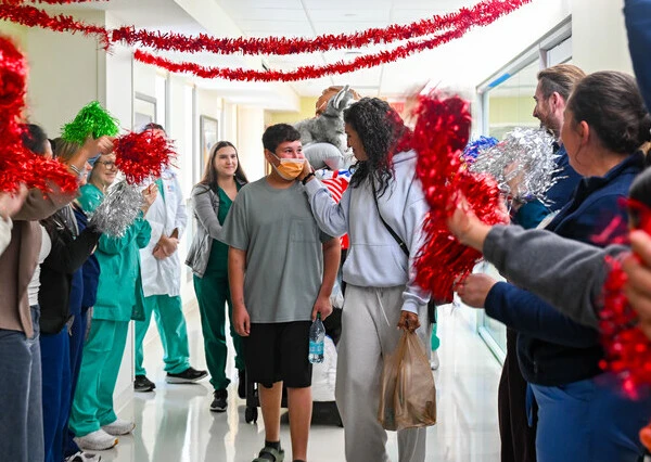 paciente Greyson saliendo del hospital después de un trasplante parcial de corazón.