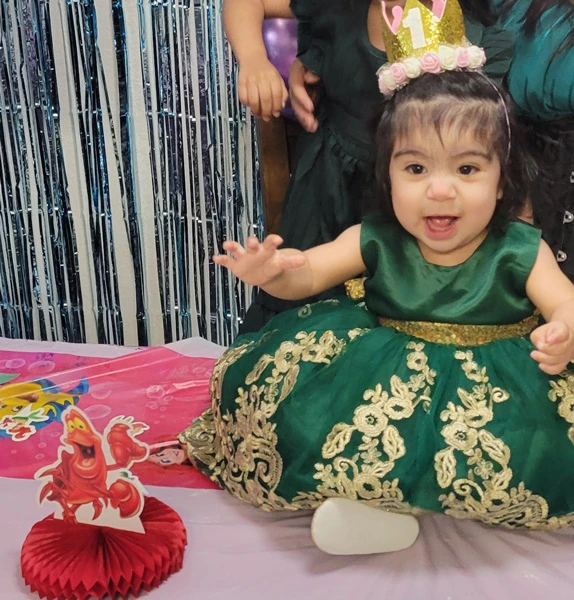 Caitlin celebra su primer cumpleaños con una fiesta temática de la sirenita.