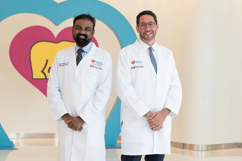 dos doctores sonriendo en sus batas blancas de doctor.