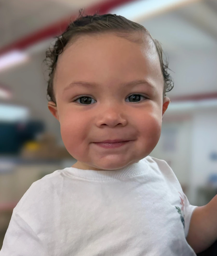 bebé John feliz a los 14 meses.