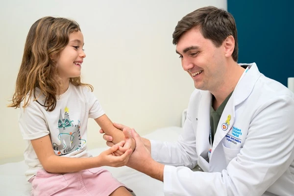 Dr. Utset-Ward atendiendo una niña paciente.