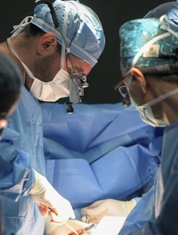 Dr. Kalfa con ropa de cirugía durante una operación.