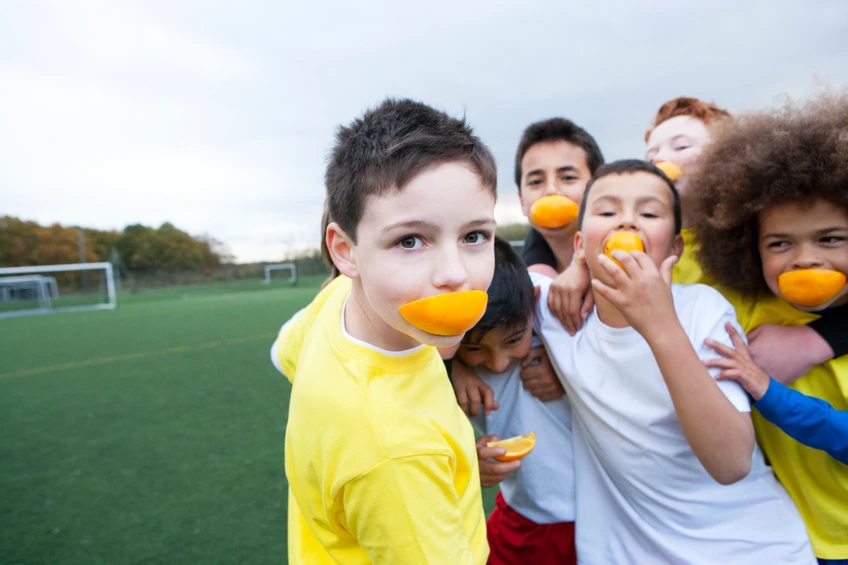 kids eating orange slices.